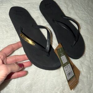 NEW NWT REEF Black Flip Flops with Gold Detail. $34 New